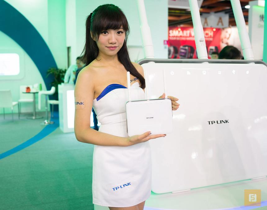 Девушка и роутер. Это тоже классика, как и девушка с блоком питания