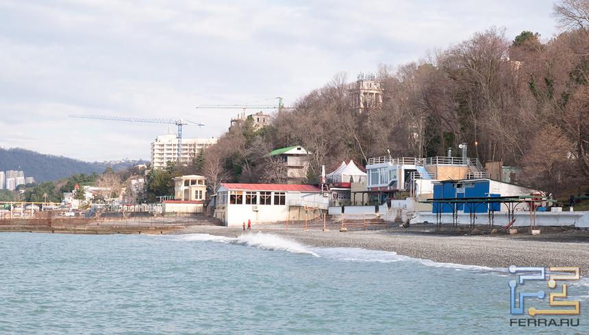 Даже с берега можно увидеть какую-нибудь стройку