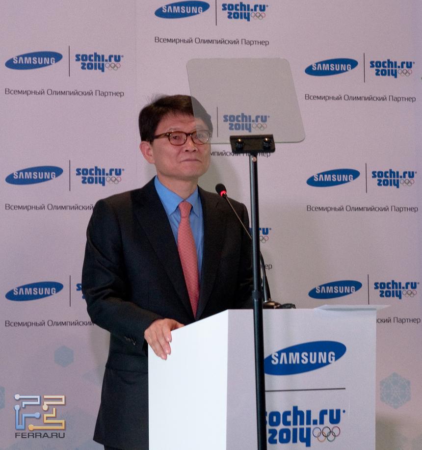 Джан Санга Хо, президента штаб-квартиры Samsung Electronics по странам СНГ на пресс-конференции в Сочи...