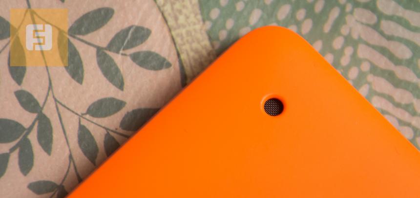 Важное отверстие на задней панели Lumia 630: через неё звонит телефон и будильник