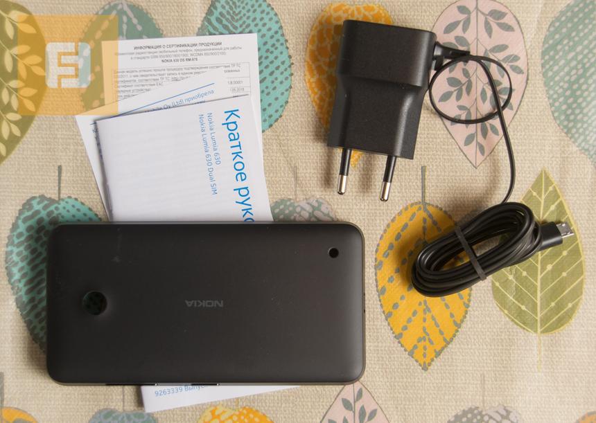 В комплекте поставки Nokia Lumia 630 — только блок питания и сменная крышка
