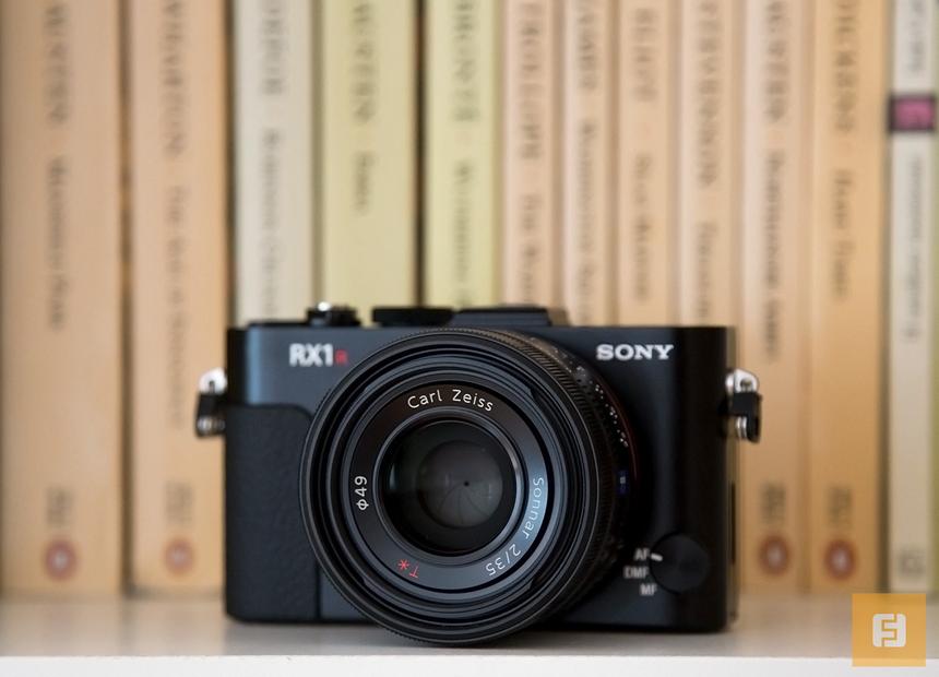 Общий вид камеры Sony Cyber-shot DSC-RX1R