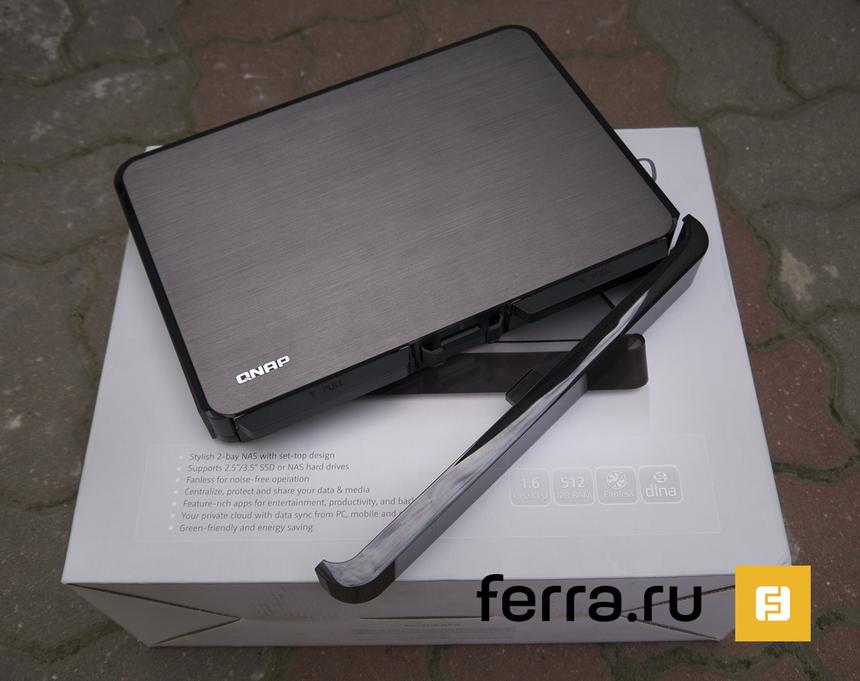 QNAP HS-210, снимаем переднюю панель