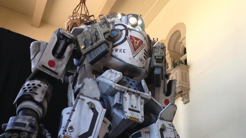 Разработчики TitanFall привезли с собой внушающих размеров робота
