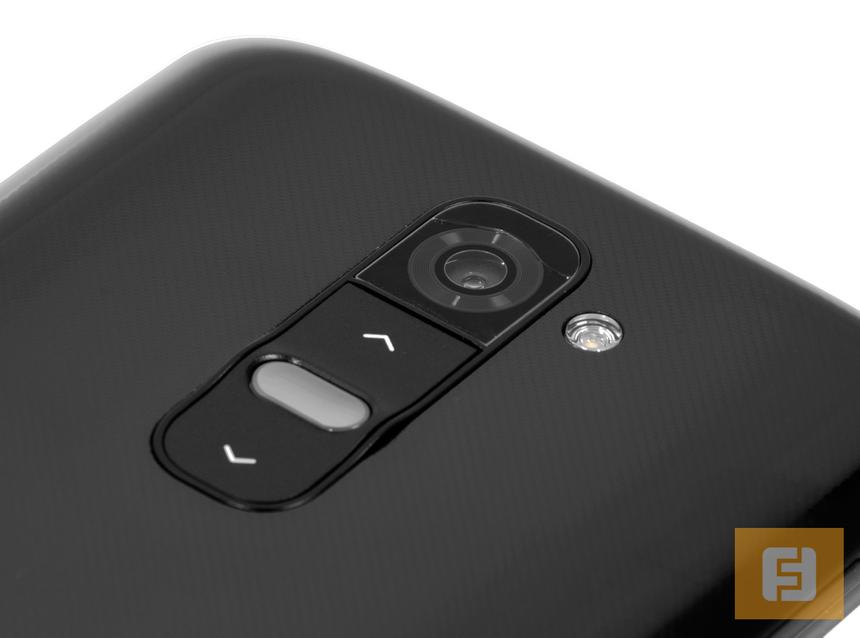 Элементы управления громкостью и блокировкой на задней панели LG G2