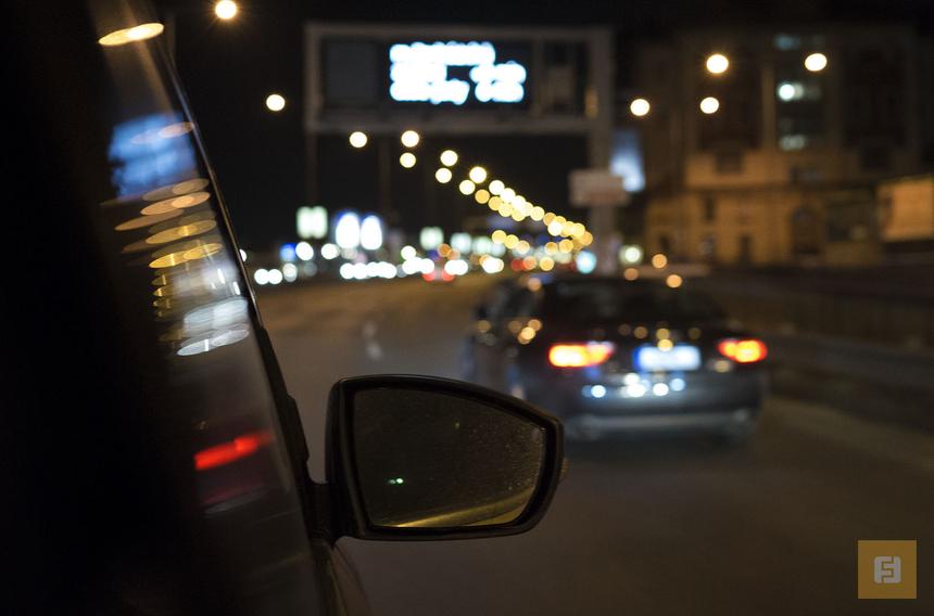 Вечерняя Прага, вид с пассажирского сиденья