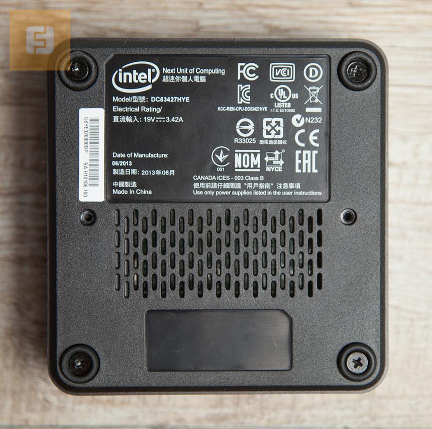 Intel NUC DC53427HYE, вид снизу