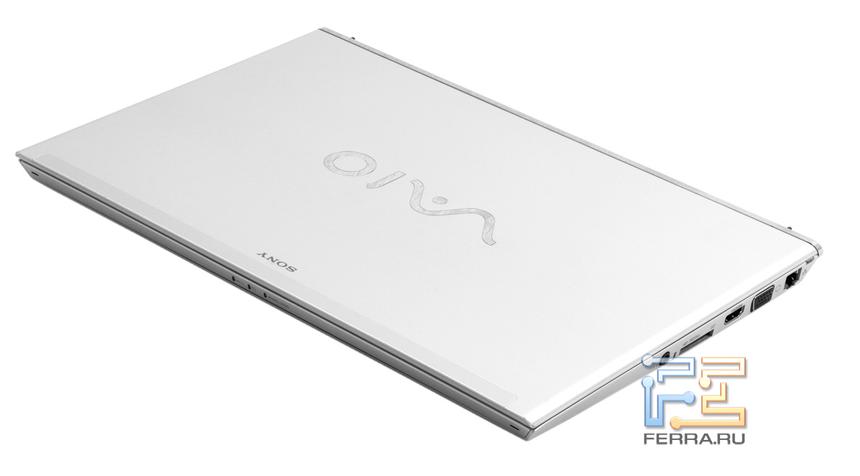 Закрытый Sony VAIO T13 (SVT1311M1R), вид в три четверти