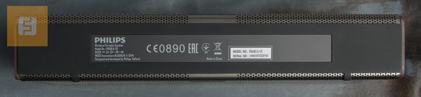 Снизу Philips Fidelio P9X есть отличная резиновая прокладка