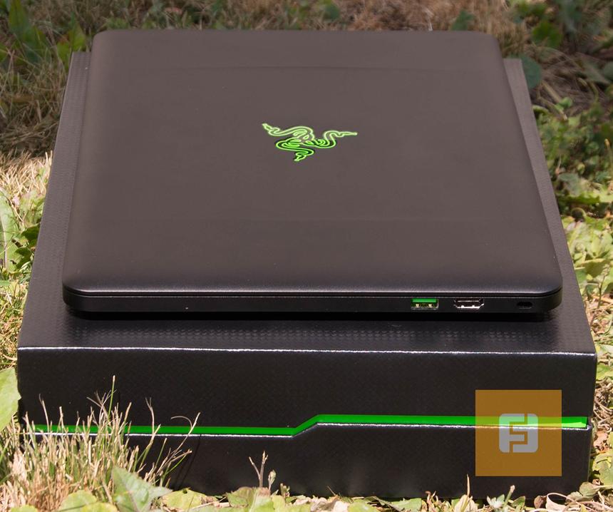 Правая грань Razer Blade