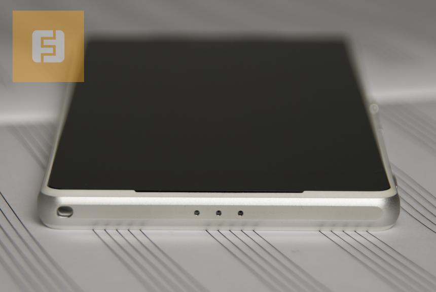 Нижний торец корпуса Sony Xperia Z2