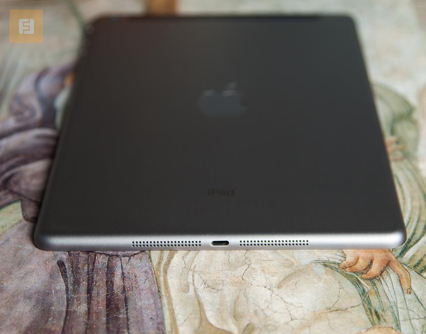 Нижний торец iPad Air