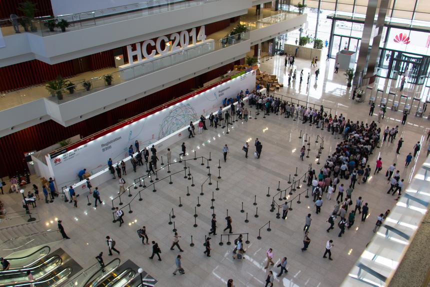 К середине дня толпа рассеялась, но люди ещё идут