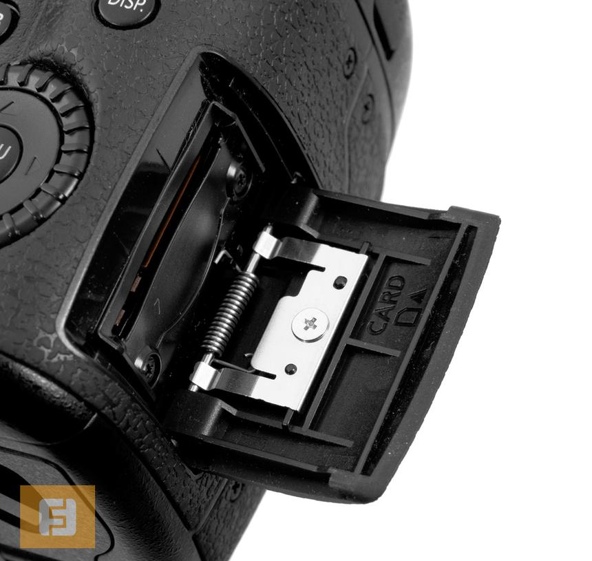 Отсек карты памяти на боковой грани Panasonic Lumix GH3