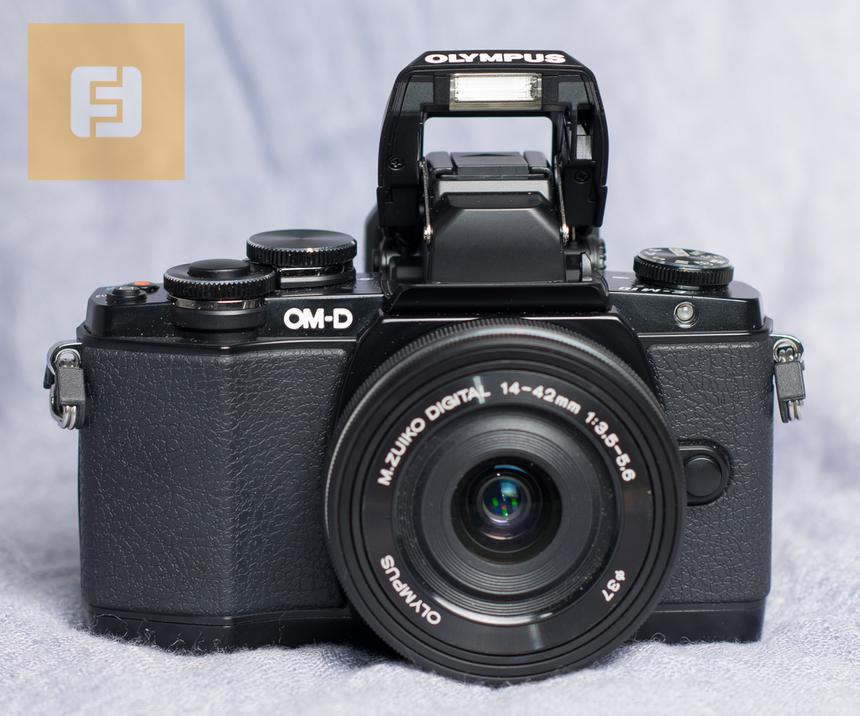 Olympus OM-D E-M10 с возведенной вспышкой