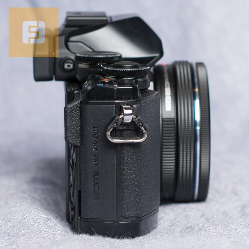 Правая боковая грань корпуса Olympus OM-D E-M10