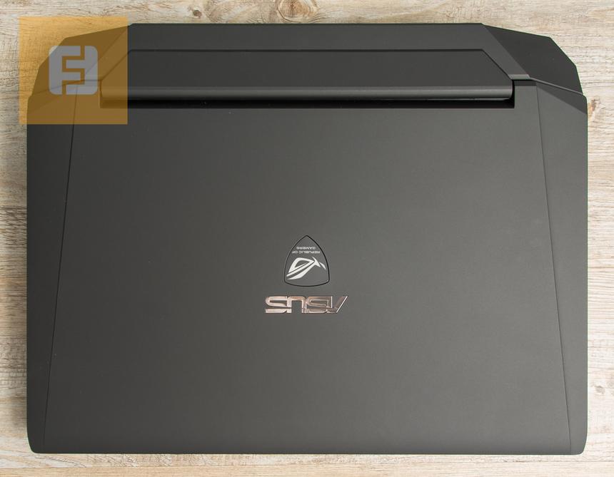 Крышка ASUS G750JZ приятна на ощупь и удобна, но легко прогибается