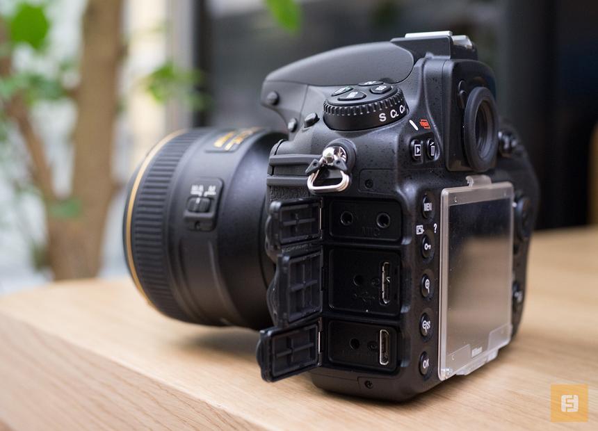 Разъемы под заглушками на левой боковине Nikon D810