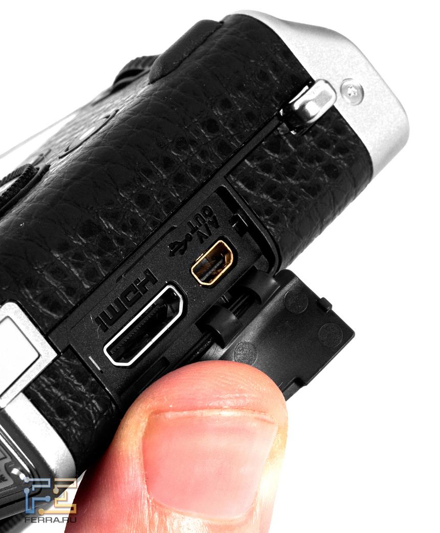 Разъемы под заглушкой на правой боковине корпуса Fujifilm XF1