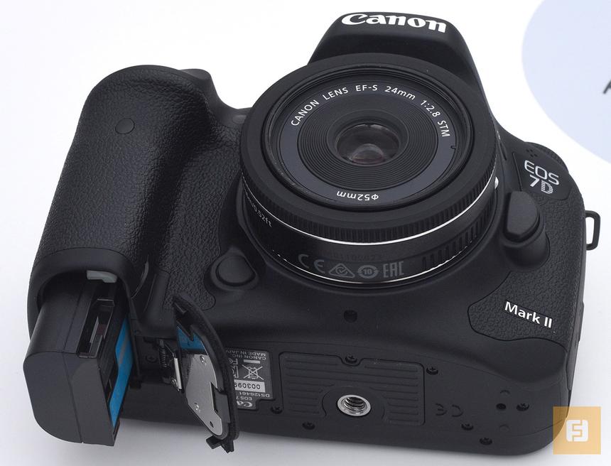 Батарейный отсек на корпусе Canon EOS 7D Mark II