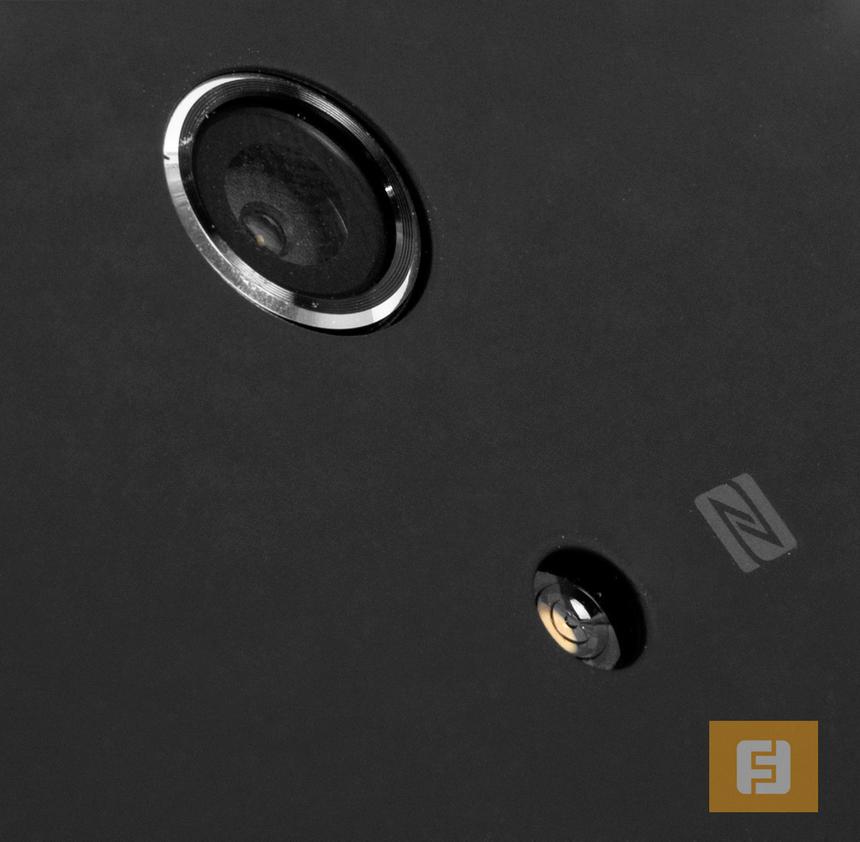 Объектив встроенной камеры Sony Xperia ZR