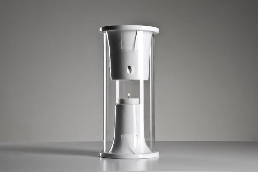 Такую колонку не стыдно поставить на стол, накрытый для романтического ужина