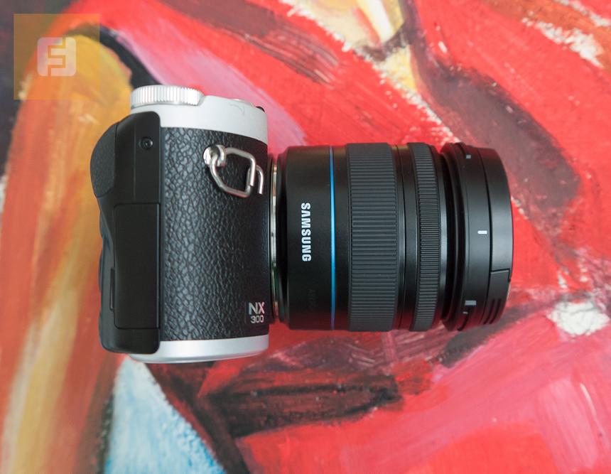 Левая боковая грань корпуса Samsung NX300