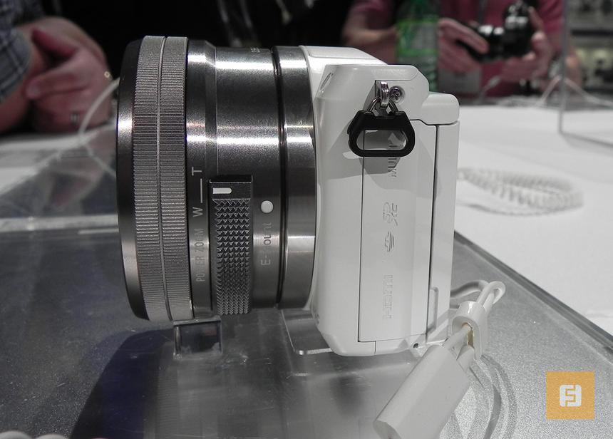 Левая боковая грань корпуса Sony A5000
