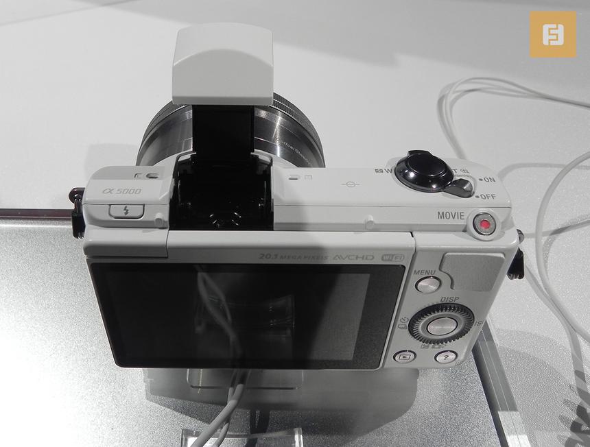Встроенная вспышка Sony A5000 в рабочем положении