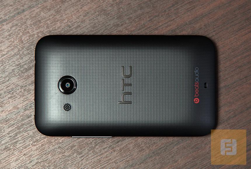 Задняя сторона корпуса HTC Desire 200