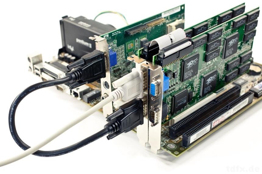 Две видеокарты Voodoo2, объединенные в SLI. Вместе с ними в системе установлен 2D-адаптер Matrox