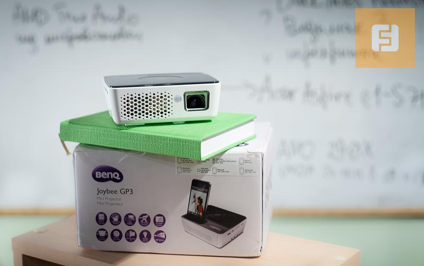 На фоне ежедневника проектор BenQ Joybee GP3 выглядит совсем небольшим