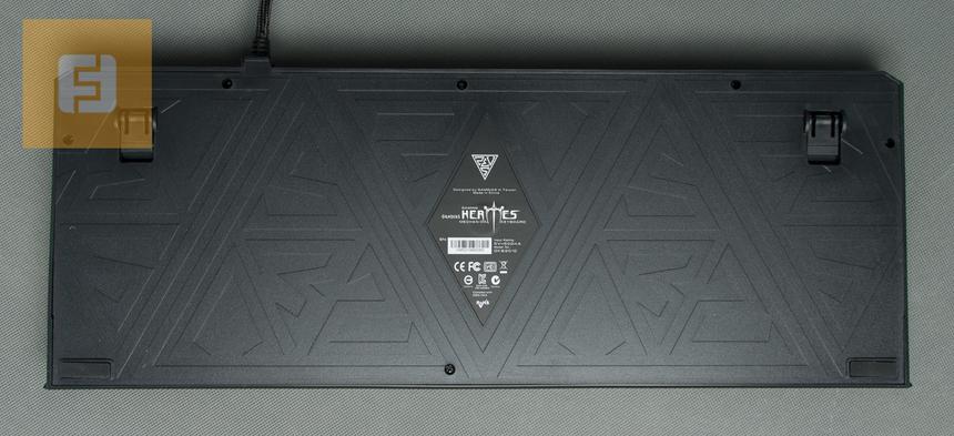 Выдвижные ножки позволяют регулировать наклон, а резиновые накладки противостоят скольжению