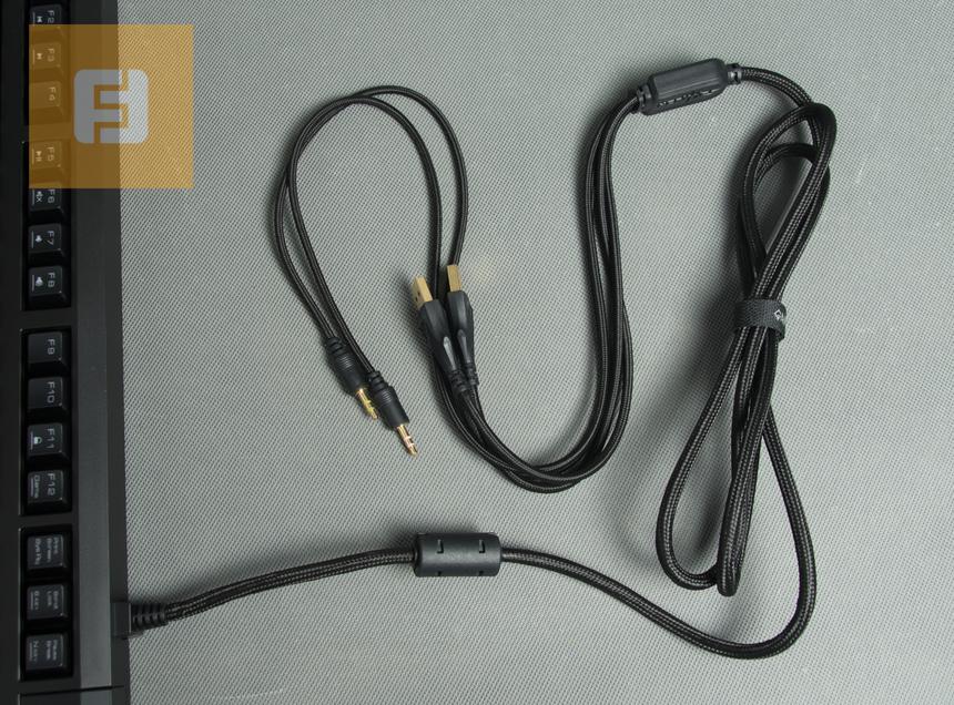 Крупные штекеры занимают много места на задней панели системного блока