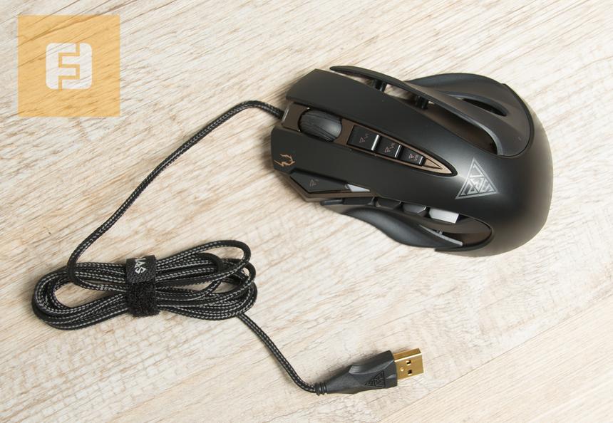 «Ощетинившийся» корпус выглядит недружелюбно, но очень удобен на практике