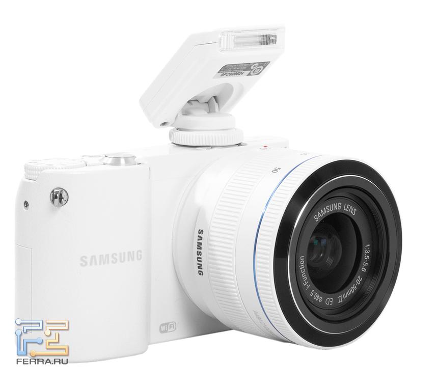 Samsung NX1000 с возведенной вспышкой
