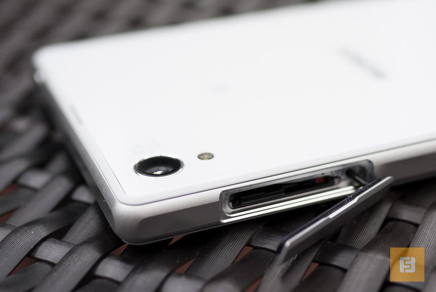 Слот для SIM-карты на корпусе Sony Xperia Z1