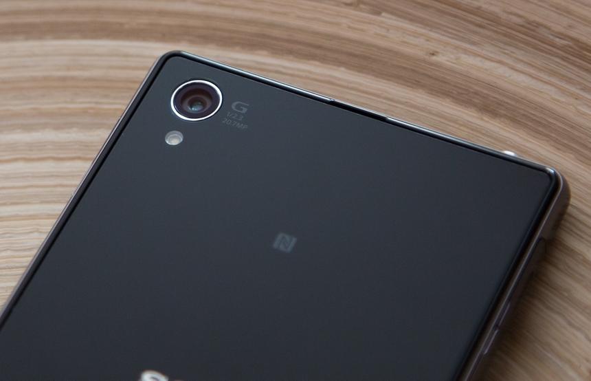 Объектив встроенной камеры Sony Xperia Z1