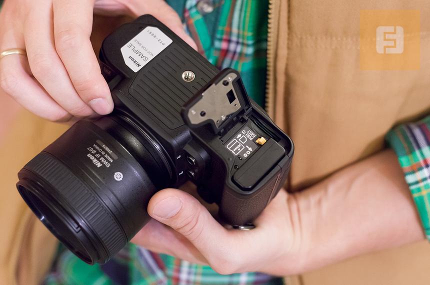 Отсек для аккумулятора на нижней панели Nikon Df