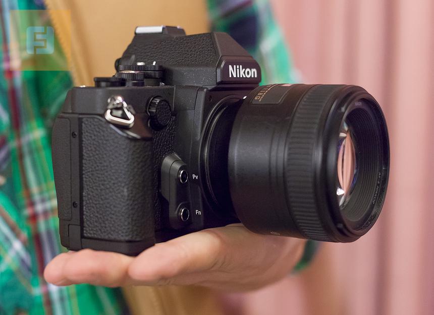 Рукоятка под правую руку на корпусе Nikon Df