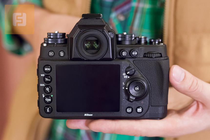 Тыльная сторона корпуса Nikon Df