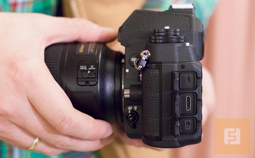 Разъемы и заглушки на левом торце корпуса Nikon Df