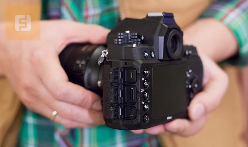 Разъемы и заглушки на левом торце корпуса Nikon Df