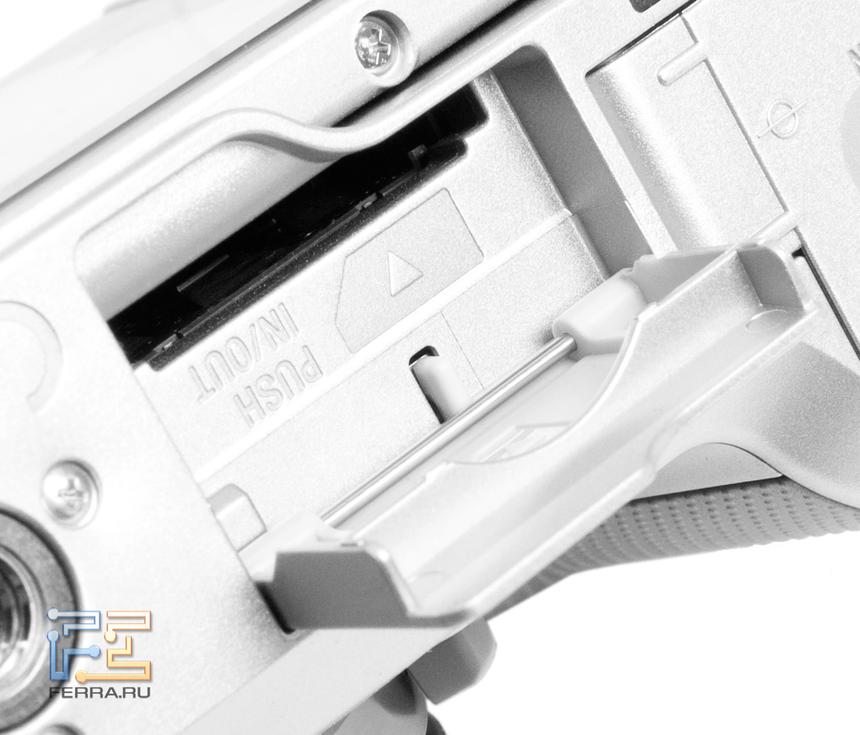 Отдел для карт памяти Sony NEX-F3 отделен от батарейного отсека