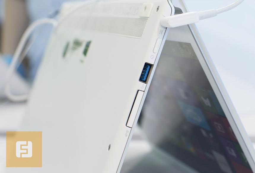 Порты на левом торце корпуса Acer Aspire S7