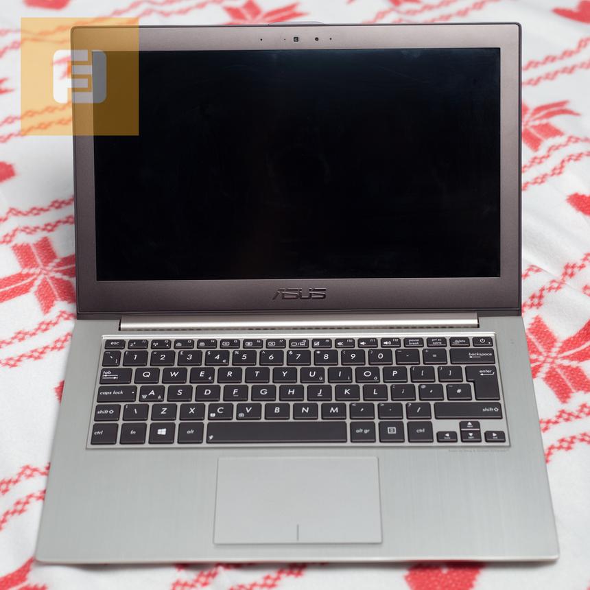 Индикаторы работы, прорези динамиков и вентиляционные отверстия заботливо упрятаны от глаз владельца