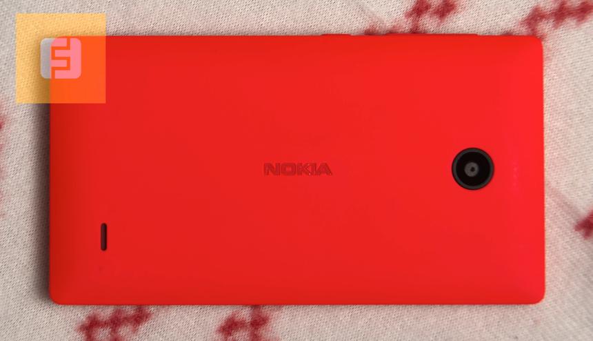 Кроме прорези громкоговорителя, глазка встроенной камеры и логотипа, на задней панели Nokia X ничего нет