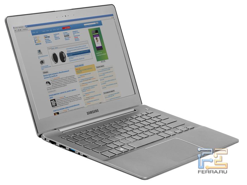 Открытый Samsung NP730U3E. Вид в три четверти