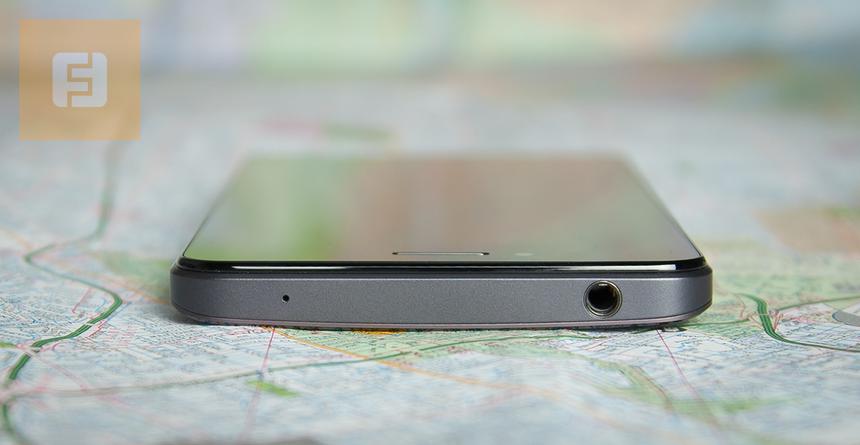 Верхняя грань смартфона ASUS The new Padfone Infinity