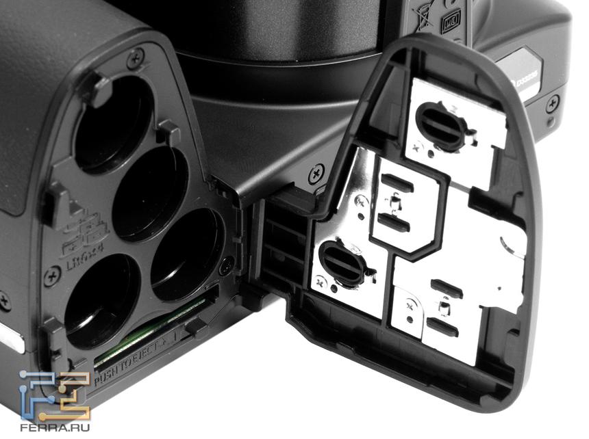 Отсек для батареек и карты памяти на нижней панели Olympus Stylus SP-820UZ iHS